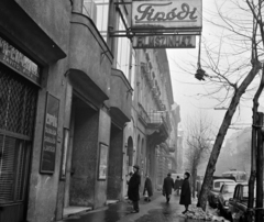 Magyarország, Budapest VI., Nagymező utca az Andrássy út (Népköztársaság útja) felé nézve, a Tinódi mozi előtt Mándy Iván író., 1969, Hunyady József, tél, mozi, cipész, neon felirat, Budapest, Fortepan #107000