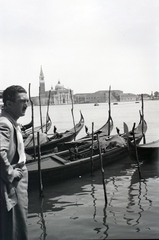 Olaszország, Velence, a San Giorgio Maggiore sziget és a San Giorgio Maggiore-templom a Riva degli Schiavoni felől nézve. Kopányi György író., 1947, Hunyady József, látkép, híres ember, ladik, Fortepan #107025