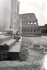 Olaszország, Róma, Forum Romanum, Vénusz és Róma templomának északi oszlopsora, a háttérben a Colosseum., 1947, Hunyady József, férfiak, lépcsőn ülni, műemlék, Fortepan #107031