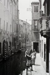 Olaszország, Velence, Rio de le Veste és a Fondamenta de le Veste a Ponte de le Veste-ről nézve. Balra Kopányi György író., 1947, Hunyady József, lakóház, híres ember, Fortepan #107037