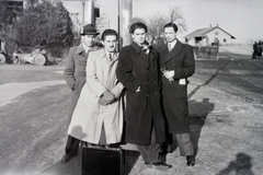 Hungary, középen Kopányi György és Mészöly Miklós írók., 1948, Hunyady József, celebrity, suitcase, coat, road roller, Fortepan #107041