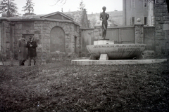 Hungary, Pécs, Káptalan utca a Hunyadi János utcánál, Aranyos kút, a kőmedencét Nedtvich Andor tervezte, Keresztelő Szent János bronzszobra Lux Elek alkotása (1942)., 1948, Hunyady József, Fortepan #107043