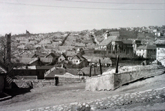 Hungary, Pécs, a Kisboldogasszony utca és a Felsőhavi utca találkozása a Boldizsár utcánál. Balra a kápolna a Kálvária dombon, jobbra a Mindenszentek templom., 1948, Hunyady József, picture, Fortepan #107049