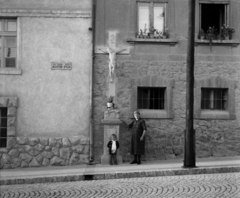 Hungary, Pécs, Ady Endre (Ágoston) utca 37., Fogadalmi kereszt., 1948, Hunyady József, boy, crucifix, street name sign, hands behind the back, Fortepan #107054