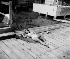 Hungary, Hévíz, Tófürdő, 1948, Hunyady József, bathing suit, sunbathe, pier, string bag, lady, Fortepan #107059