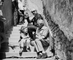 Hungary, Győr, Lépcsőköz, a felvétel Az aranyfej című film forgatásakor készült. Lorraine Power gyermekszereplő., 1963, Hunyady József, filming, Fortepan #107073