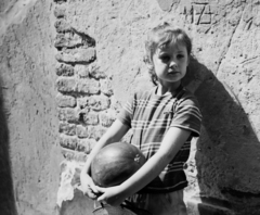 Hungary, Győr, Lépcsőköz, a felvétel Az aranyfej című film forgatásakor készült. Lorraine Power gyermekszereplő., 1963, Hunyady József, filming, melon, Fortepan #107077