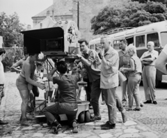 Hungary, Győr, Apor Vilmos püspök tere (Martinovics tér) a Székesegyház mellett. A kamera mögött Hildebrand István operatőr. A felvétel Az aranyfej című film forgatásakor készült., 1963, Hunyady József, filming, movie camera, Fortepan #107079