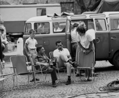 Hungary, Győr, Apor Vilmos püspök tere (Martinovics tér) a Székesegyház mellett. A felvétel Az aranyfej című film forgatásakor készült., 1963, Hunyady József, filming, Gerrman brand, Volkswagen-brand, minivan, camping furniture, Fortepan #107080