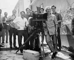 Hungary, Győr, Lépcső köz, jobb szélen Hildebrand István operatőr. A felvétel Az aranyfej című film forgatásakor készült., 1963, Hunyady József, filming, movie camera, Fortepan #107109