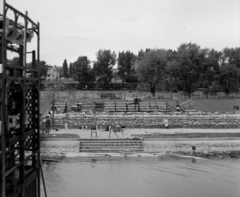 Hungary, Balatonalmádi, Wesselényi strand. A "tutaj színház" és a nézőtér felállítása. Balra a háttérben, a vasútállomás mögött a Tulipán szálló épülete látszik., 1963, Hunyady József, Fortepan #107135