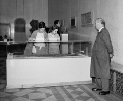 Hungary, Budapest XIV., Szépművészeti Múzeum, a Berlini Állami Múzeumok kiállítása egyiptomi műalkotásokból., 1963, Hunyady József, Budapest, museum guard, Fortepan #107138