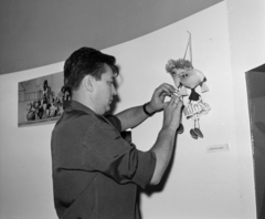 Hungary, Budapest VII., Rákóczi út 30., Fényes Adolf terem. Foky Ottó animációsfilm-rendező a műveiből készült kiállításon., 1963, Hunyady József, Budapest, puppet, Fortepan #107139