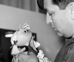 Hungary, Budapest VII., Rákóczi út 30., Fényes Adolf terem. Foky Ottó animációsfilm-rendező a műveiből készült kiállításon., 1963, Hunyady József, Budapest, puppet, Fortepan #107142