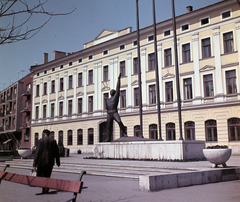 Magyarország, Szolnok, Kossuth tér, Munkásmozgalmi emlékmű (Kovács Ferenc, 1961), mögötte a Damjanich Múzeum., 1964, Hunyady József, színes, múzeum, palota, neoklasszicizmus, Obermayer Lajos-terv, Fortepan #107208