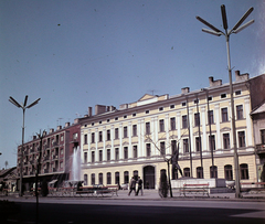 Magyarország, Szolnok, Kossuth tér, jobbra Munkásmozgalmi emlékmű (Kovács Ferenc, 1961), mögötte a Damjanich Múzeum., 1964, Hunyady József, színes, múzeum, palota, neoklasszicizmus, Obermayer Lajos-terv, Fortepan #107209