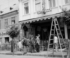 Hungary, Esztergom, Vár eszpresszó a Rákóczi tér-Vörösmarty utca sarkán. Az orvos halála című film forgatása., 1965, Hunyady József, filming, espresso, ladder, Fortepan #107222