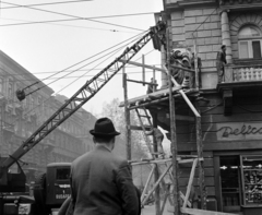 Hungary, Budapest VI., Podmaniczky (Rudas László) utca - Nagymező utca sarok, Podmaniczky Frigyes emléktáblájának eltávolítása., 1965, Hunyady József, crane, scaffolding, Csemege enterprise, Budapest, Fortepan #107229