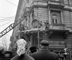 Hungary, Budapest VI., Podmaniczky (Rudas László) utca - Nagymező utca sarok, Podmaniczky Frigyes emléktáblájának eltávolítása., 1965, Hunyady József, crane, Csemege enterprise, Budapest, Fortepan #107232