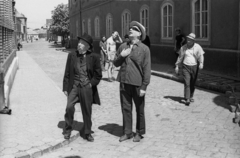 Magyarország, Baja, Déri Déri Miksa köz, távolabb a Bartók Béla utca házai. Gózon Gyula színművész, Ranódy László rendező és hátrébb Illés György operatőr az Aranysárkány című film forgatásán., 1966, Hunyady József, filmforgatás, Fortepan #107264