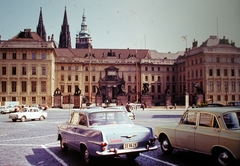 Csehország, Prága, Hradzsin., 1977, Fortepan, Csehszlovákia, kastély, színes, csehszlovák gyártmány, kapu, Skoda-márka, taxi, gótika, automobil, rendszám, székesegyház, országjelzés, Peter Parler-terv, Matyáš z Arrasu-terv, Giovanni Maria Filippi-terv, Fortepan #10727