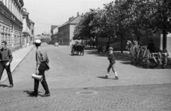 Magyarország, Baja, Bartók Béla utca a Páduai Szent Antal-templom előtt a Deák Ferenc utcától nézve. A felvétel az Aranysárkány című film forgatásakor készült., 1966, Hunyady József, filmforgatás, lovaskocsi, hangosbeszélô, Fortepan #107272