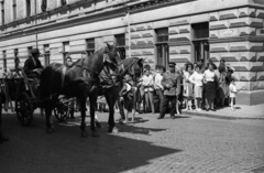 Magyarország, Baja, Deák Ferenc utca - Bartók Béla utca sarok. A felvétel az Aranysárkány című film forgatásakor készült., 1966, Hunyady József, filmforgatás, ló, lovaskocsi, rendőr, Fortepan #107273