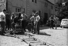 Magyarország, Baja, Roosevelt tér. A felvétel az Aranysárkány című film forgatásakor készült., 1966, Hunyady József, filmforgatás, filmkamera, Chevrolet-márka, Zastava 750, fahrt-sín, fahrtkocsi, Fortepan #107275