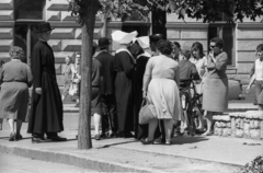 Magyarország, Baja, Deák Ferenc utca, szemben a Bartók Béla utca sarkán álló épület. A felvétel az Aranysárkány című film forgatásakor készült., 1966, Hunyady József, filmforgatás, apáca, reverenda, Fortepan #107277