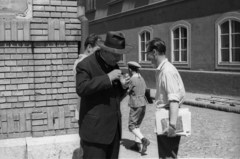 Magyarország, Baja, Roosevelt tér - Déri Miksa köz sarok, Mensáros László színművész. A felvétel az Aranysárkány című film forgatásakor készült., 1966, Hunyady József, filmforgatás, fahrt-sín, Fortepan #107286