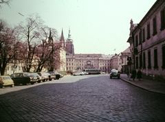 Csehország, Prága, Hradzsin tér., 1977, Fortepan, Csehszlovákia, színes, autóbusz, kapu, kockakő, gótika, automobil, székesegyház, Peter Parler-terv, Matyáš z Arrasu-terv, Giovanni Maria Filippi-terv, Fortepan #10730