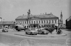 Magyarország, Baja, Szentháromság (Béke) tér, jobbra a Tóth Kálmán téren a Szent Péter és Pál apostolok templom. A felvétel az Aranysárkány című film forgatásakor készült., 1966, Hunyady József, Wartburg-márka, Wartburg 311/312, GAZ 69, Moszkvics 412, Fortepan #107300