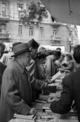 Magyarország, Budapest XIII., Szent István körút, az Ünnepi könyvhét pavilonja a Vígszínház (ekkor a Magyar Néphadsereg Színháza) előtt. Előtérben Madarász Emil költő, író, újságíró., 1958, Hunyady József, Budapest, híres ember, Fortepan #107331