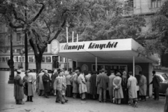 Magyarország, Budapest XIII., Szent István körút, az Ünnepi könyvhét pavilonja a Vígszínház (ekkor a Magyar Néphadsereg Színháza) előtt., 1958, Hunyady József, pavilon, Budapest, villamos, Fortepan #107332