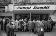 Magyarország, Budapest XIII., Szent István körút, az Ünnepi könyvhét pavilonja a Vígszínház (ekkor a Magyar Néphadsereg Színháza) előtt., 1958, Hunyady József, rendőr, pavilon, Budapest, háttal, tipográfia, Fortepan #107333