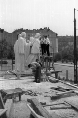 Magyarország, Budapest I., Dózsa György tér, a Dózsa György szobor mellékalakjai (Kiss István, 1961.)., 1961, Hunyady József, talicska, állvány, Budapest, szoborcsoport, Fortepan #107344