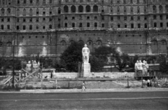 Magyarország, Budapest I., Dózsa György tér, Dózsa György szobor (Kiss István, 1961.). Háttérben a Budavári Palota (korábban Királyi Palota)., 1961, Hunyady József, szobor, emlékmű, Hauszmann Alajos-terv, palota, könyvtár, Budapest, szoborcsoport, Dózsa György-ábrázolás, Fortepan #107347