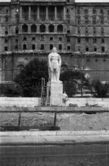 Magyarország, Budapest I., Dózsa György tér, Dózsa György szobor (Kiss István, 1961.). Háttérben a Budavári Palota (korábban Királyi Palota)., 1961, Hunyady József, szobor, emlékmű, Hauszmann Alajos-terv, palota, könyvtár, Budapest, Dózsa György-ábrázolás, Fortepan #107348