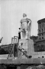 Magyarország, Budapest I., Dózsa György tér, Kiss István szobrászművész és a Dózsa György szobor., 1961, Hunyady József, szobor, emlékmű, Hauszmann Alajos-terv, palota, talicska, állvány, könyvtár, Budapest, Dózsa György-ábrázolás, Fortepan #107349