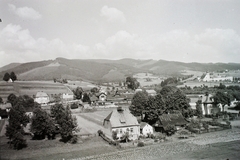 Csehország, Jablunkov, a település látképe a vasút felől, jobbra hátul az Erzsébet nővérek kolostora., 1942, Kókány Jenő, Cseh-Morva Protektorátus, Fortepan #107400