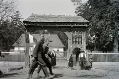 Romania,Transylvania, Észak-Erdély. A felvétel a magyar csapatok bevonulása idején készült., 1940, Kókány Jenő, flag, sekler gate, Fortepan #107430