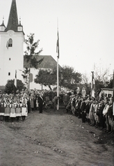 Romania,Transylvania, Crăciunești, a felvétel a református templom előtt, a magyar csapatok bevonulása idején készült., 1940, Kókány Jenő, church, folk costume, Fortepan #107433