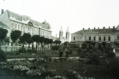 Magyarország, Nyíregyháza, Hősök tere (Bessenyei tér), háttérben a Kossuth téren a római katolikus székesegyház., 1940, Kókány Jenő, egyenruha, park, katona, Fortepan #107449