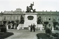 Magyarország, Nyíregyháza, Hősök tere (Bessenyei tér), Hősök szobra (Kisfaludi Strobl Zsigmond, 1928.)., 1940, Kókány Jenő, Kisfaludi Strobl Zsigmond-terv, Fortepan #107450