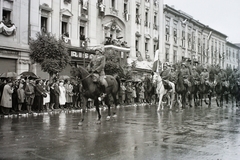 Romania,Transylvania, Târgu Mureș, Rózsák tere (Piata Trandafirilor, ekkor Széchenyi tér), az Apolló-palota előtt. A felvétel 1940. szeptember 16-án a kormányzói fogadó ünnepségen készült a magyar csapatok bevonulása idején., 1940, Kókány Jenő, territorial gain, march, soldier, rider, rain, cavalry, Fortepan #107452