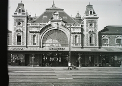 Hungary, Debrecen, vasútállomás (a II. világháborúban súlyosan megsérült, ezért 1959-ben elbontották), 1940, Kókány Jenő, train station, train station, place-name signs, Ferenc Pfaff-design, Fortepan #107454