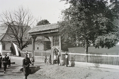 Romania,Transylvania, Észak-Erdély. A felvétel a magyar csapatok bevonulása idején készült., 1940, Kókány Jenő, flag, sekler gate, Fortepan #107468