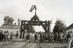 Romania,Transylvania, Észak-Erdély. A felvétel a magyar csapatok bevonulása idején készült., 1940, Kókány Jenő, bicycle, territorial gain, flag, soldier, triumphal arc, Fortepan #107469