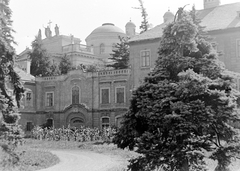 Magyarország, Eger, az Érseki Palota a kerttel, a háttérben a Főszékesegyház., 1951, Gyöngyi, Bazilika, klasszicizmus, püspöki palota, székesegyház, Hild József-terv, harangtorony, Fortepan #10747