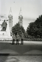 Magyarország, Nyíregyháza, Kossuth tér, Kossuth szobor, háttérben a római katolikus székesegyház., 1940, Kókány Jenő, templom, szobor, Fortepan #107470